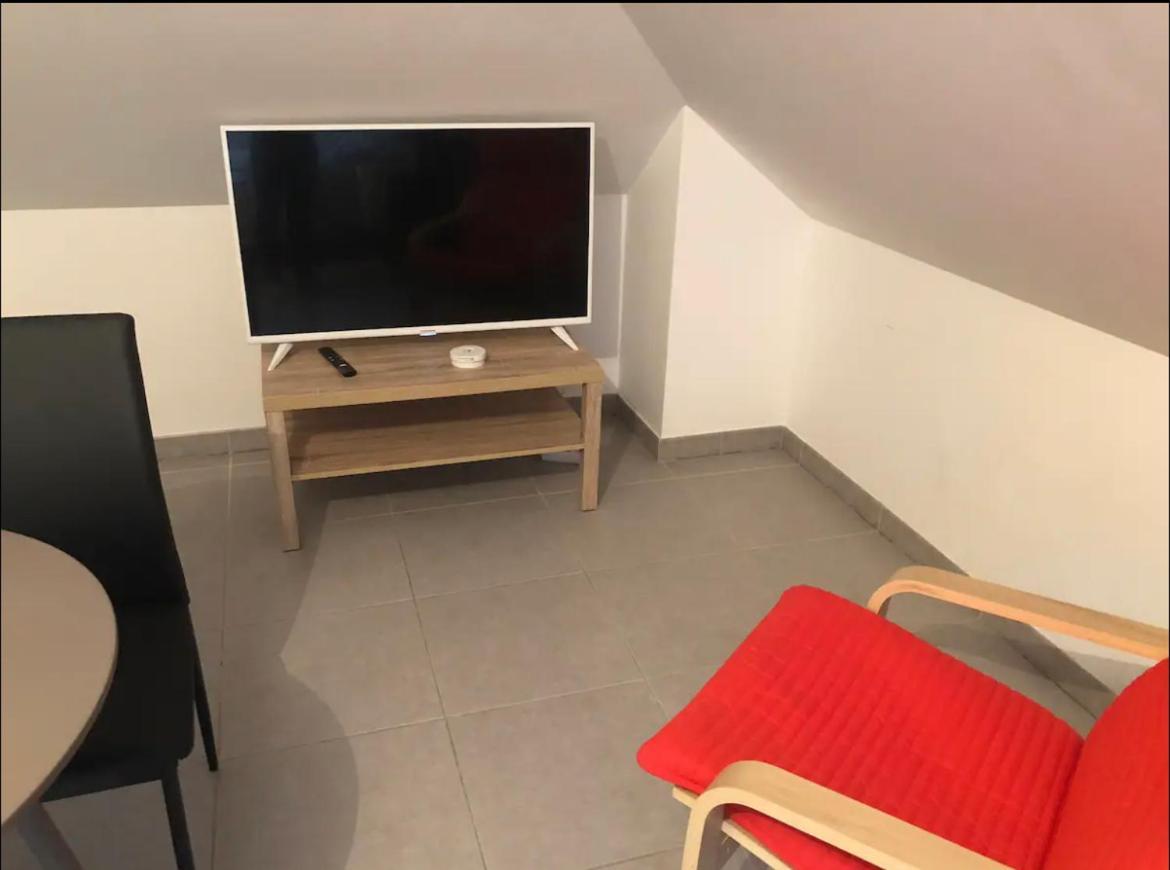 Studio A 300 M De La Gare De Mantes-La-Jolie Luaran gambar