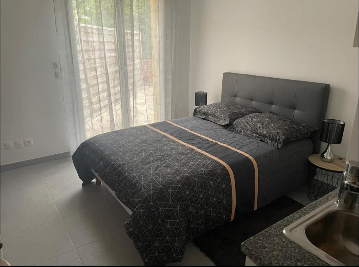 Studio A 300 M De La Gare De Mantes-La-Jolie Luaran gambar